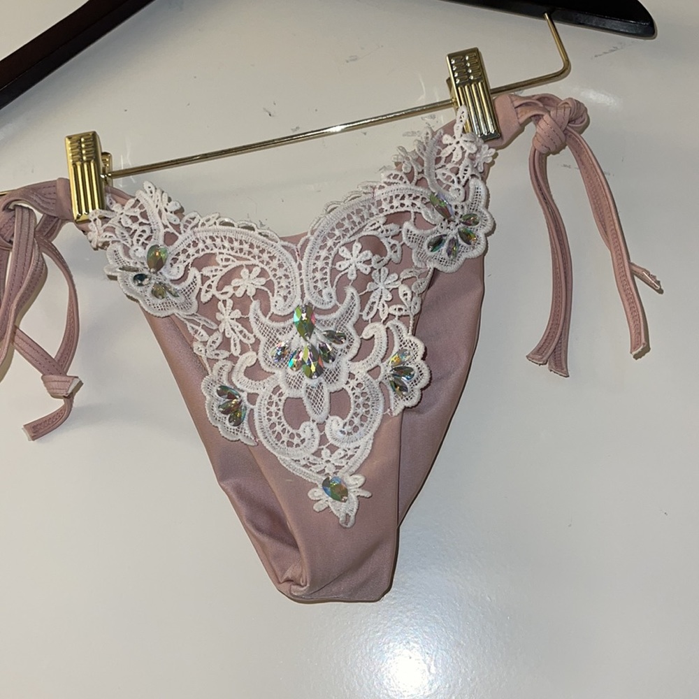 Bikini - Picture 11 of 13